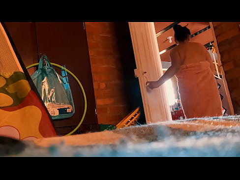 ❤️ Mjomba ananifuata kuoga, ananitania wakati naoga. Video ya mkundu ☑